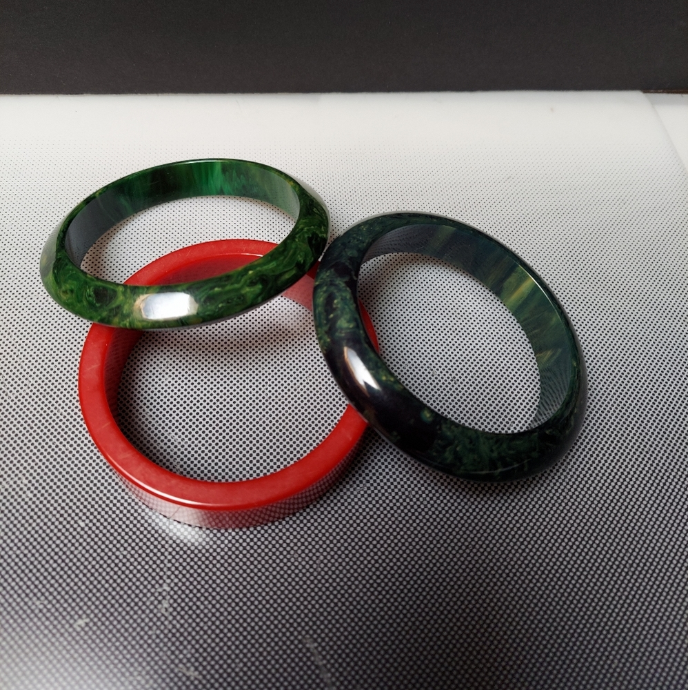 3 vtg bakelite bracelets  red and 2 green swirls